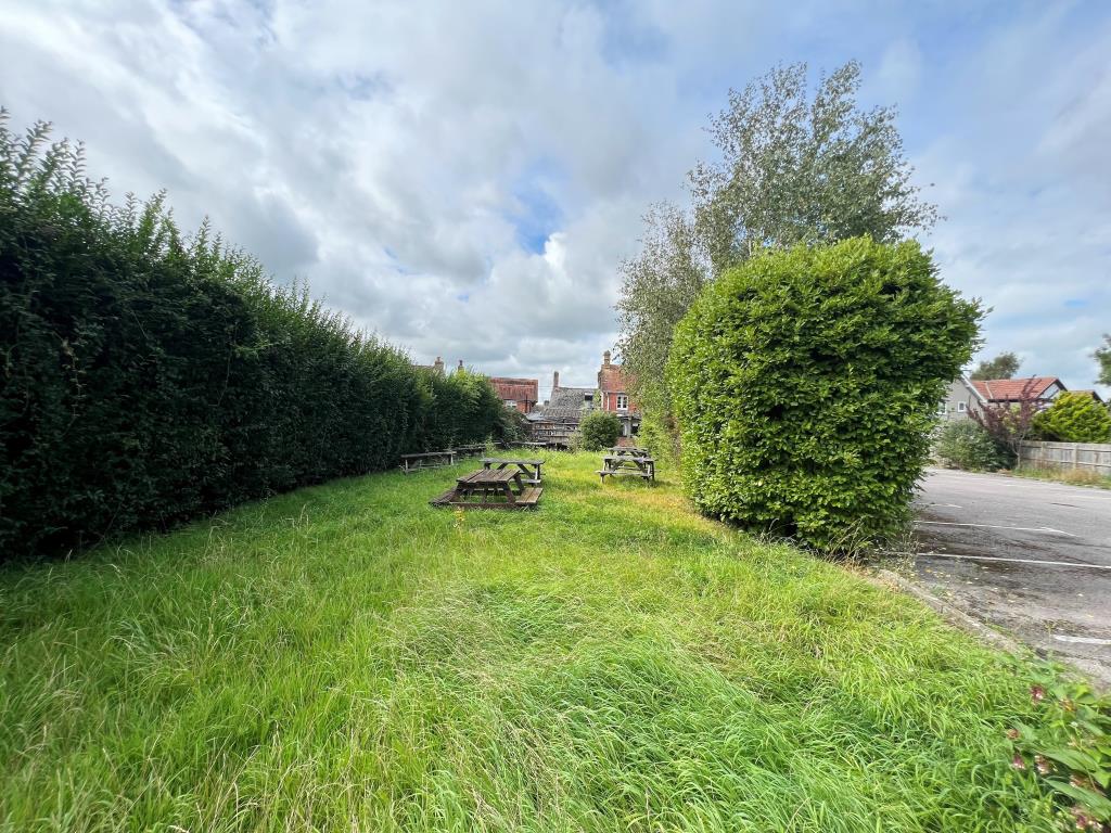Lot: 135 - PUBLIC HOUSE ON PLOT OF OVER A THIRD OF AN ACRE - Pub garden at rear